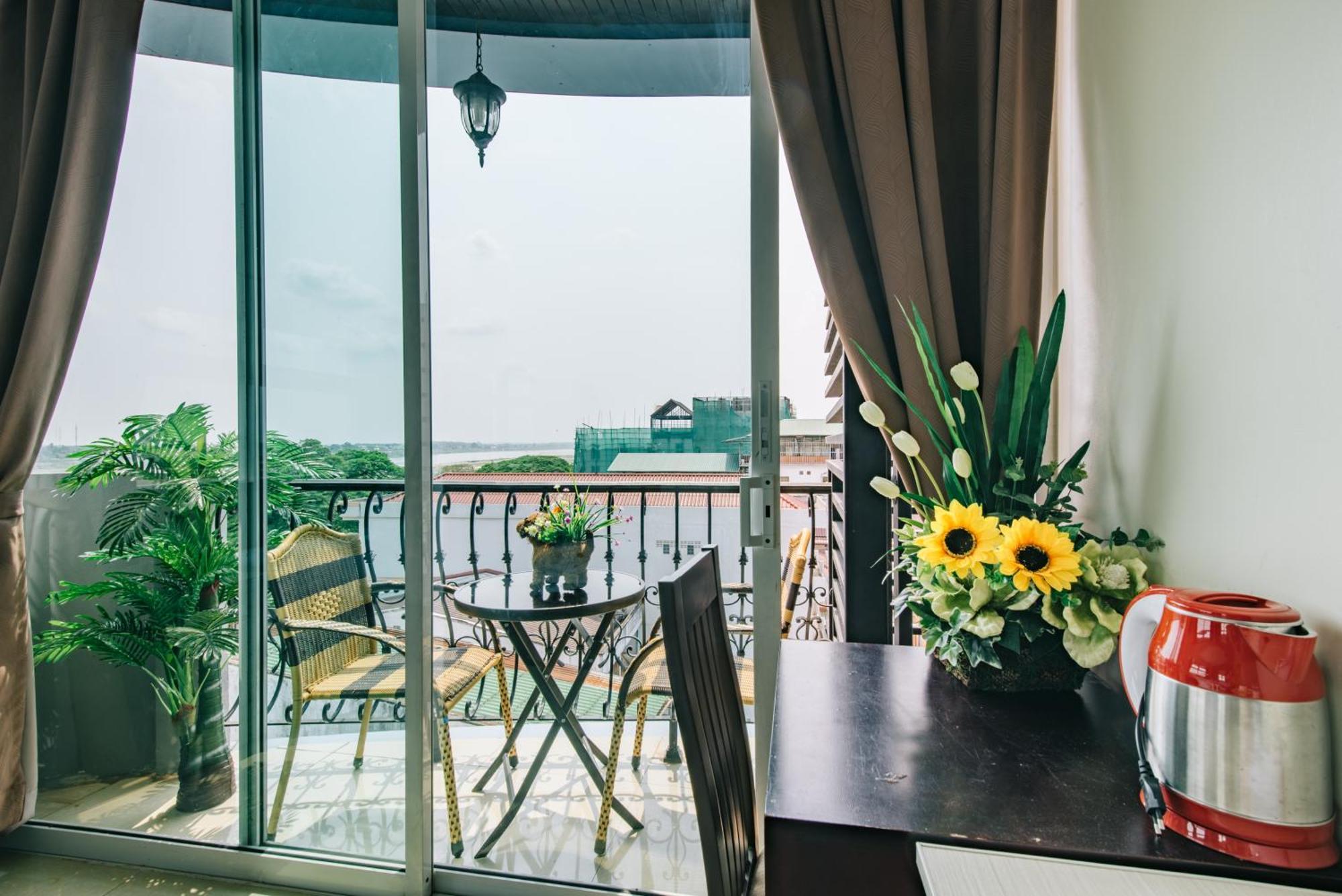 V Hotel Vientiane Exterior photo